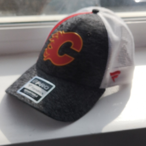CALGARY FLAMES HAT - Picture 2 of 4